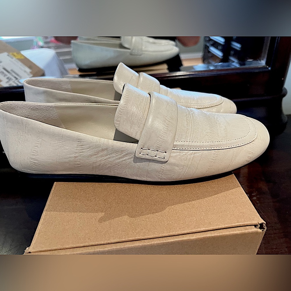 Vince Cream Davis Loafers NWT size 9.5